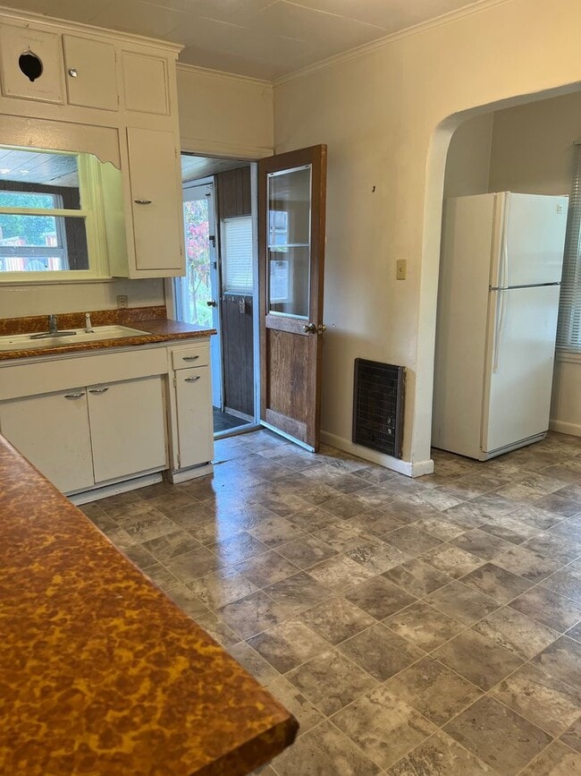 Building Photo - 2 bedroom 1 bath home