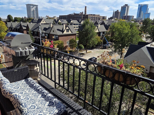 Building Photo - 1515 N Van Buren St