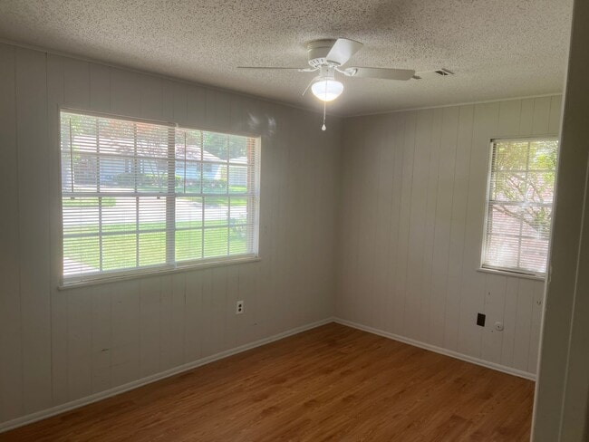 Building Photo - 2 Bed 1 Bath Duplex