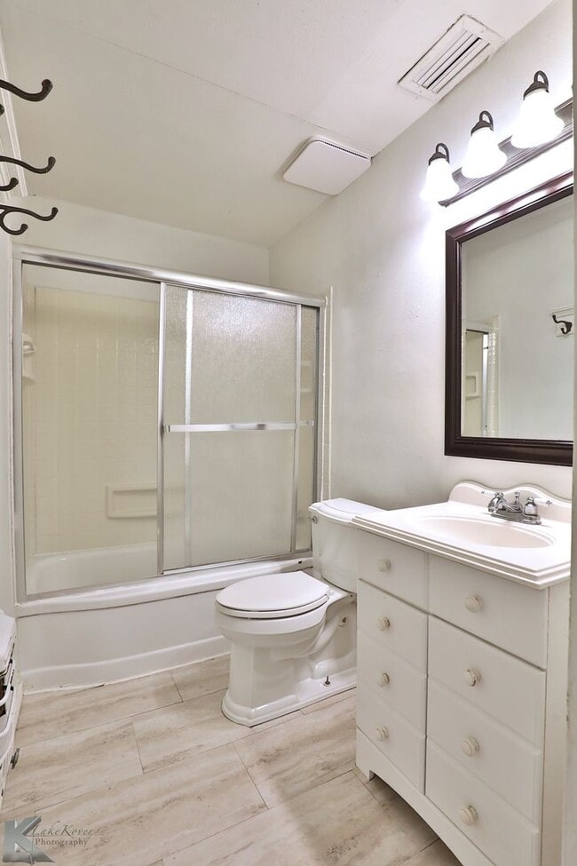 Building Photo - 3 BEDROOM,  Kitchen appliances, NEW INTERIOR PAINT! 6 MONTH LEASE AVAILABLE!