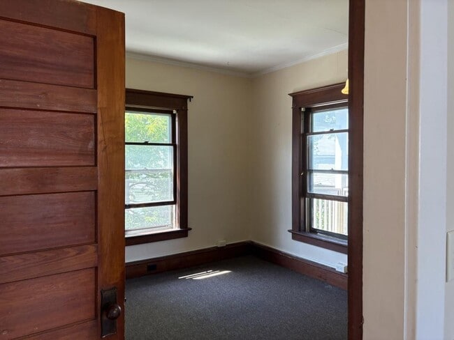 Building Photo - 48 Monroe St