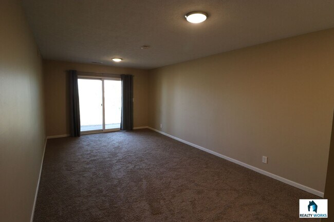 Building Photo - Beautiful 3 Bedroom Townhome