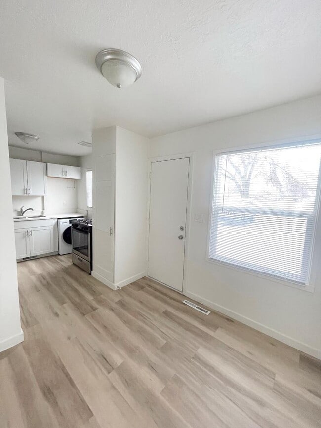 Building Photo - 2 Bed, 1 Bath in Ogden's Business Depot Corridor — Available Now