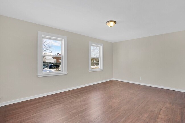 Building Photo - 6-12 Putnam Circle