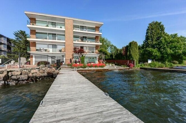 Building Photo - One of Kind Downtown Kirkland Strip 1bd 1bath Condo!