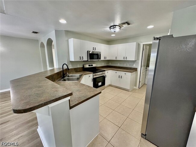 Building Photo - 714 Knox Ave S