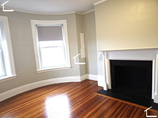 Building Photo - No Brokers Fee, Washington Sq. Area, Heat, Hot Water Included, Lage Bedrooms, Eat-in Kitchen, Lau...