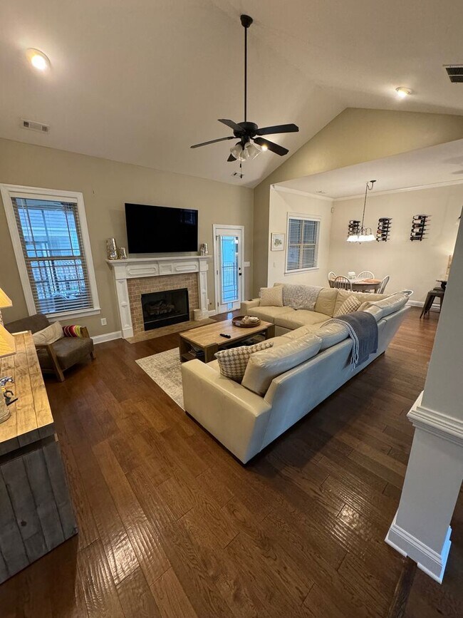 Building Photo - Available Now Charming Resort-Style Home f...