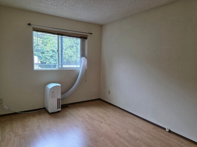 Building Photo - 4 Bedroom Home In Convenient Poulsbo Locat...