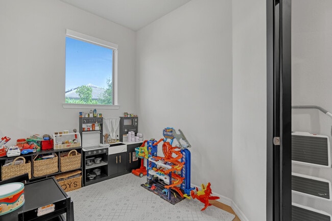 Building Photo - 4740 Chantilly Rd