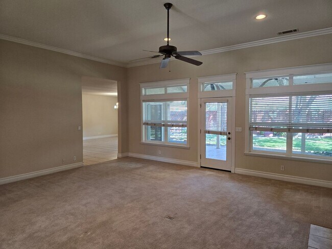 Building Photo - 105 Sterling Oaks Dr