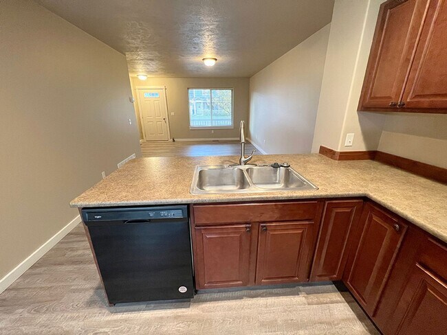 Building Photo - Three Bedroom in Four Corners, Water Included