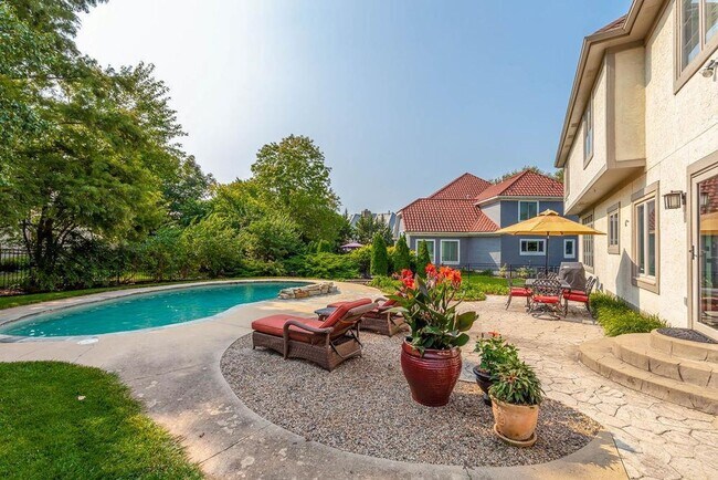 Building Photo - {5801} Spacious 2 Story Home in highly des...
