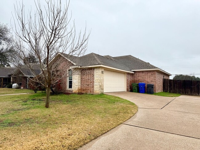 Building Photo - Spacious 4-Bedroom Home in Midway ISD