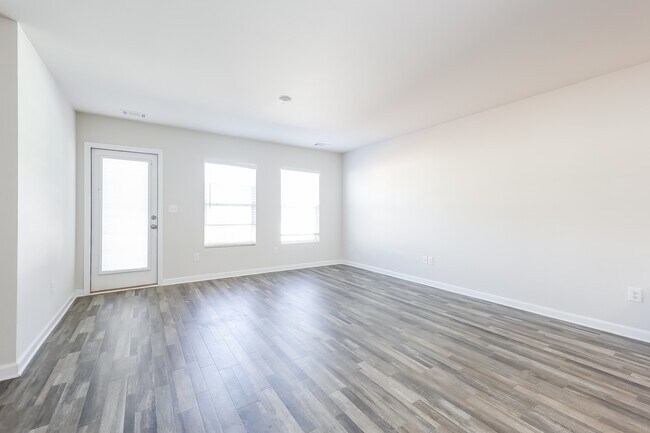 Building Photo - 121 Colonial Walk