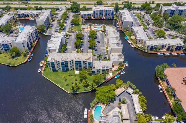Building Photo - 4 Royal Palm Way