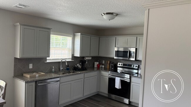 Building Photo - RATE DROP ALERT (was $2600/month) and SUMM...