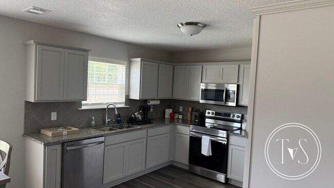 Building Photo - RATE DROP ALERT (was $2600/month)!