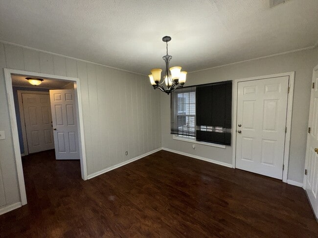 Building Photo - 1081 S Church St