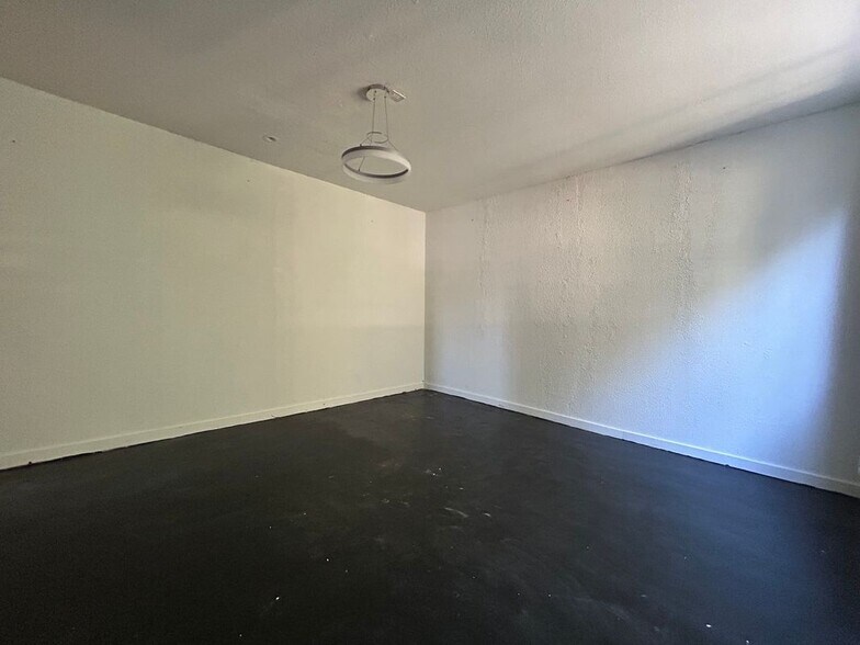 Building Photo - 10210 Newville Ave