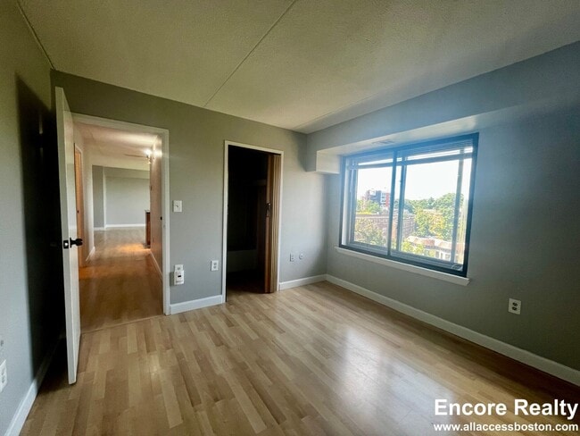 Building Photo - Large Luxury Coolidge Corner Apt w Heat, H...