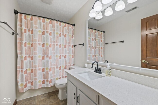 Building Photo - 738 Howe Dr