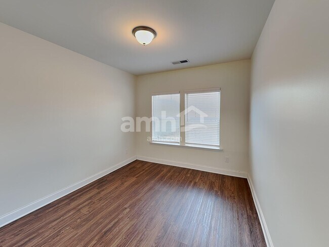 Building Photo - 706 Cyprus Ave
