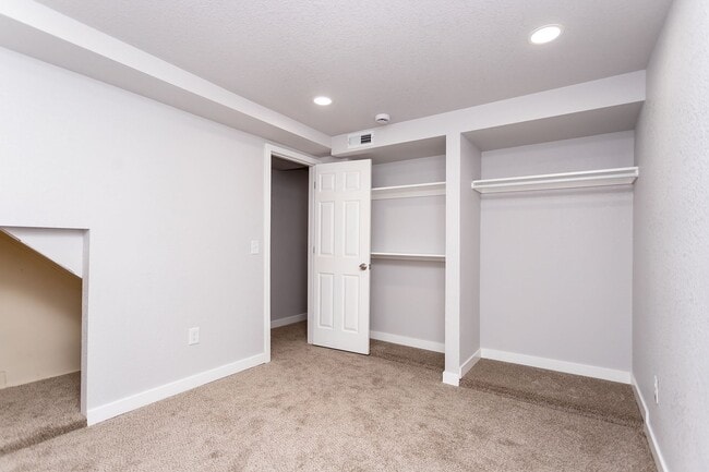 Building Photo - Beautifully Refurbished Home Near Downtown...