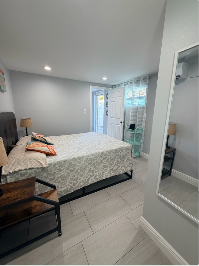 Building Photo - Stadium Studio/  Efficiency