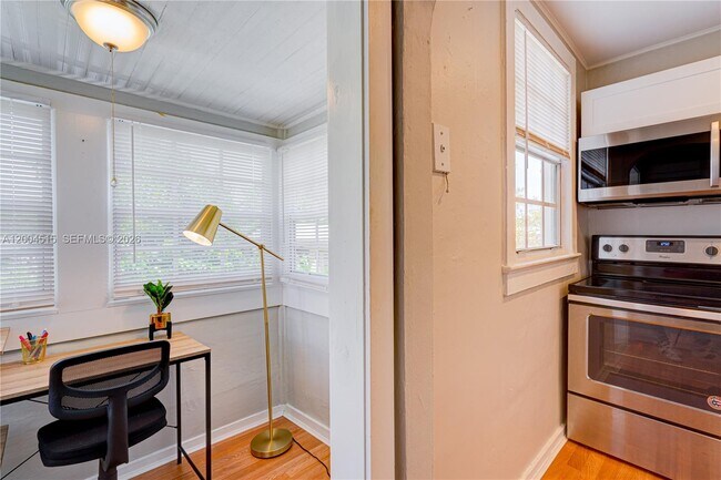 Building Photo - 227 SW 30th Ave