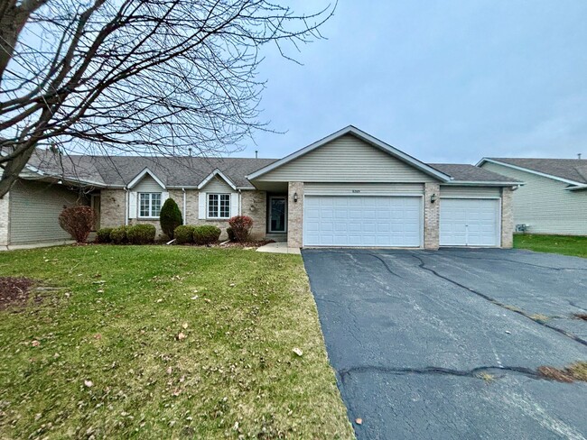 Building Photo - 2 bedroom, to bath 3 car garage