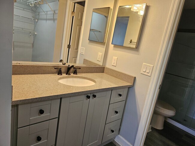 Building Photo - East Side 2 Bed 2 Bath Condo, Near Full Sa...