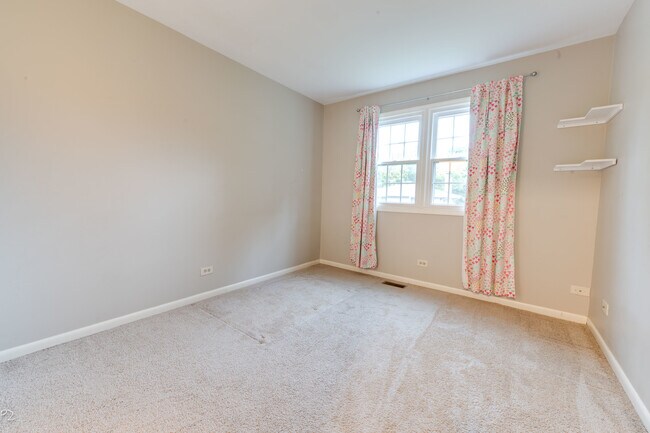 Building Photo - 5S735 Park Meadow Dr