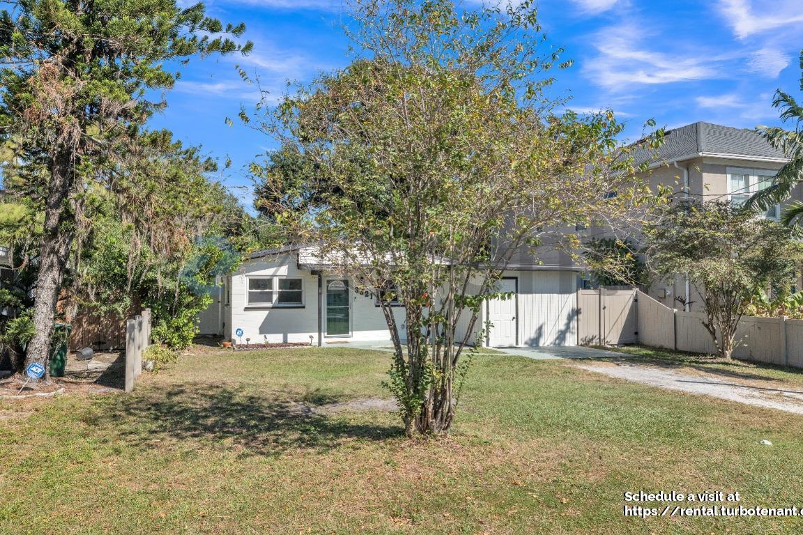 Building Photo - 3321 W Iowa Ave