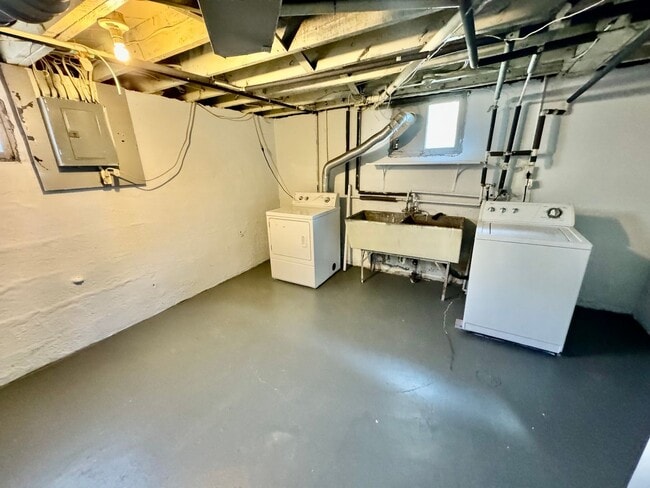 Building Photo - 4 Bedroom House Across from EMU! Available Fall 2026