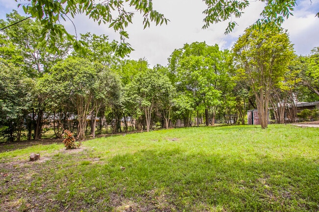 Building Photo - 202 Live Oak Dr
