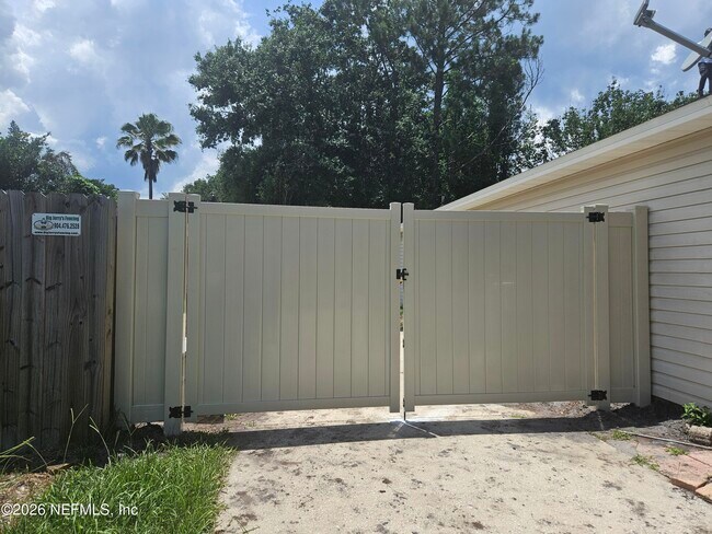 Building Photo - 2338 Cool Springs Dr N