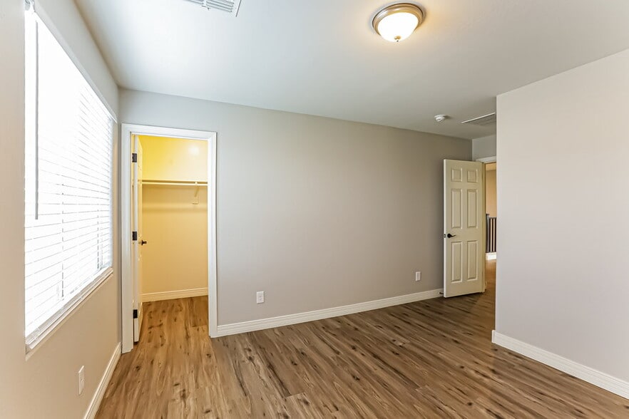 Building Photo - 4819 W St Anne Ave