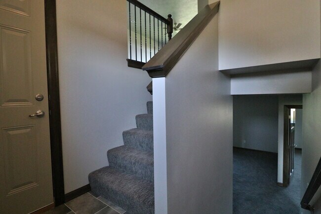 Building Photo - HUGE 4 bedroom home with fenced in backyard!