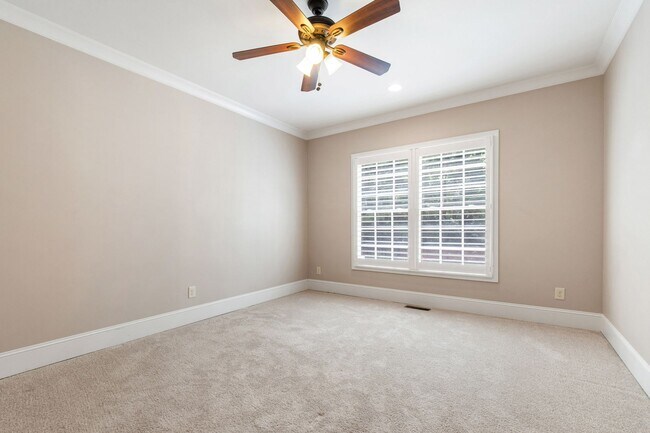 Building Photo - Elegant 5-Bedroom Residence with Luxurious...
