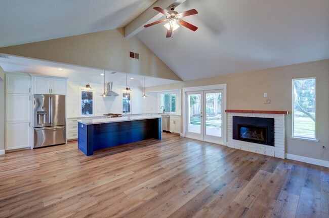 Building Photo - 8241 N Yorktown Dr