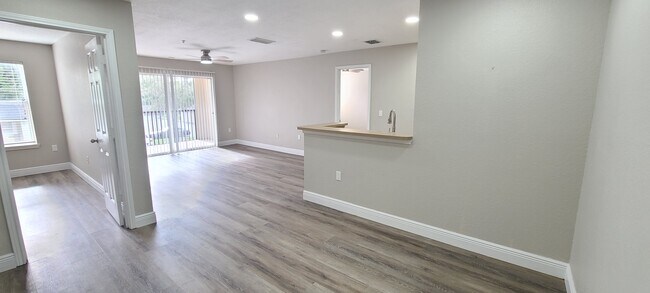 Building Photo - 940 Village Trail