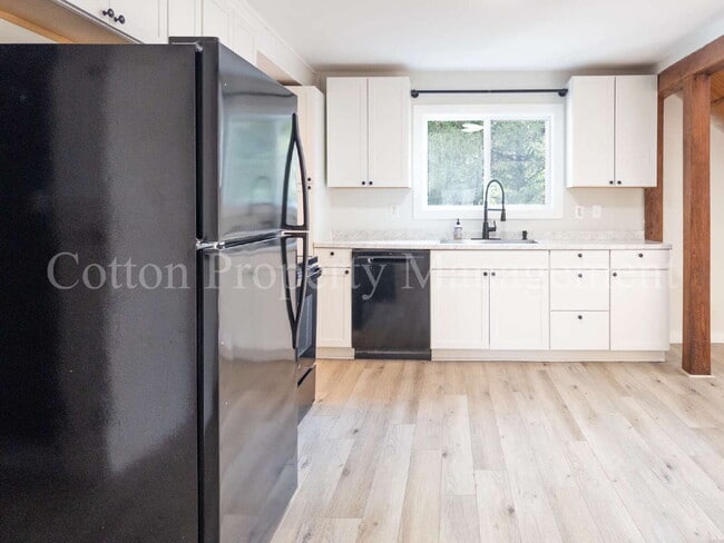 Building Photo - 1410 S 42nd St