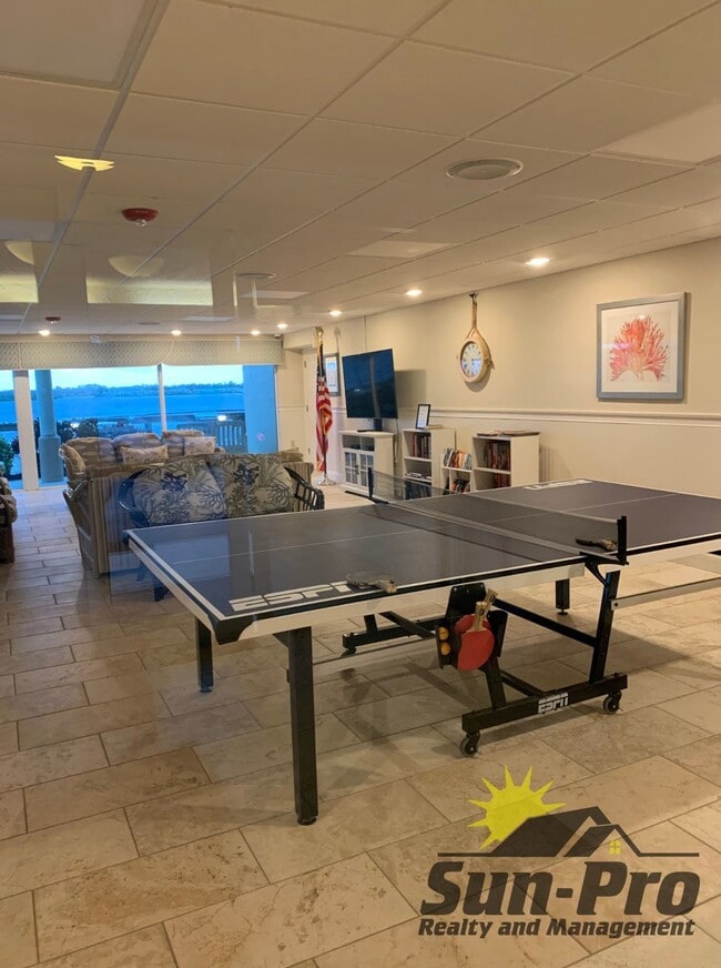 Building Photo - 3606 S Peninsula Dr