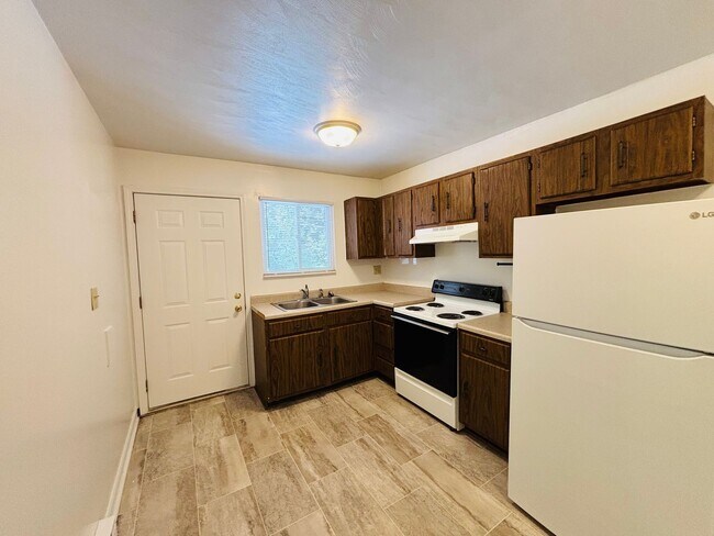 Building Photo - 1 Bedroom, 1 Bath Apartment