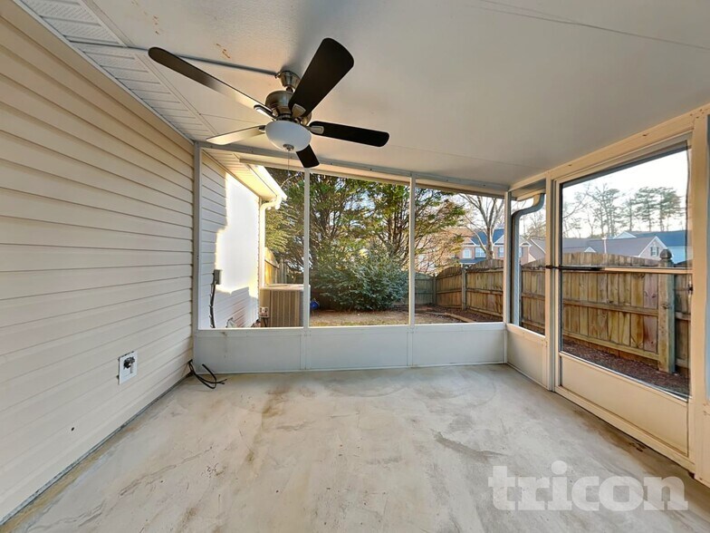 Building Photo - 915 Chapel Hill Dr SE