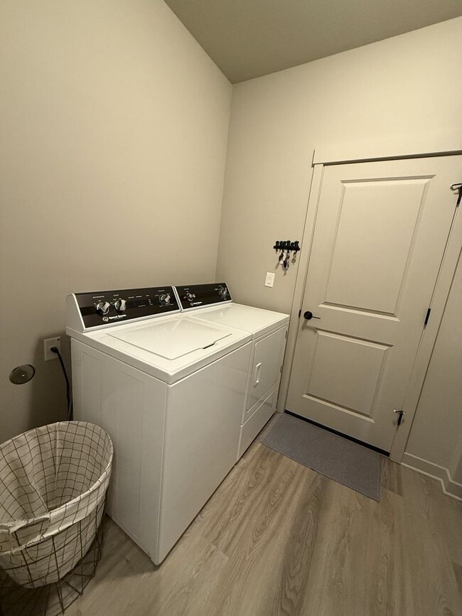 Building Photo - Immaculate 3-Bedroom Home with Open Layout in Crescent Creek