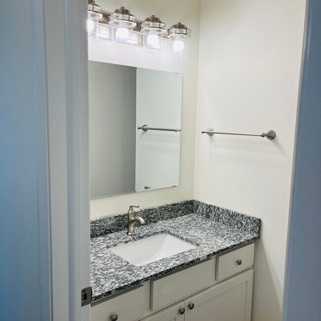 Building Photo - 2000/2004 Wyoming Ave