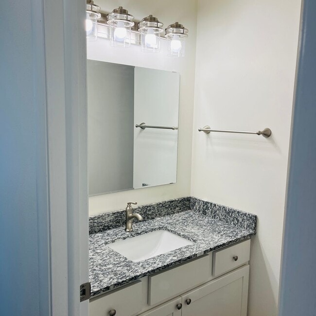 Building Photo - Beautifully remodeled 3 bedroom, 2 bath duplex in Royal Oaks Neighborhood