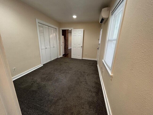 Building Photo - 833 E 21st Ave